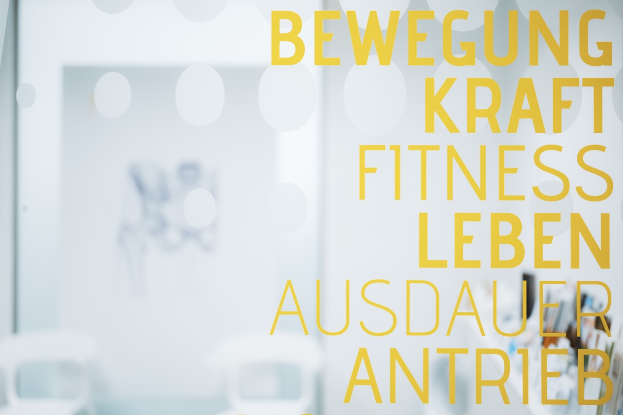Motivwand »Bewegung · Kraft · Fitness« in der Praxis Dr. Christian Lang